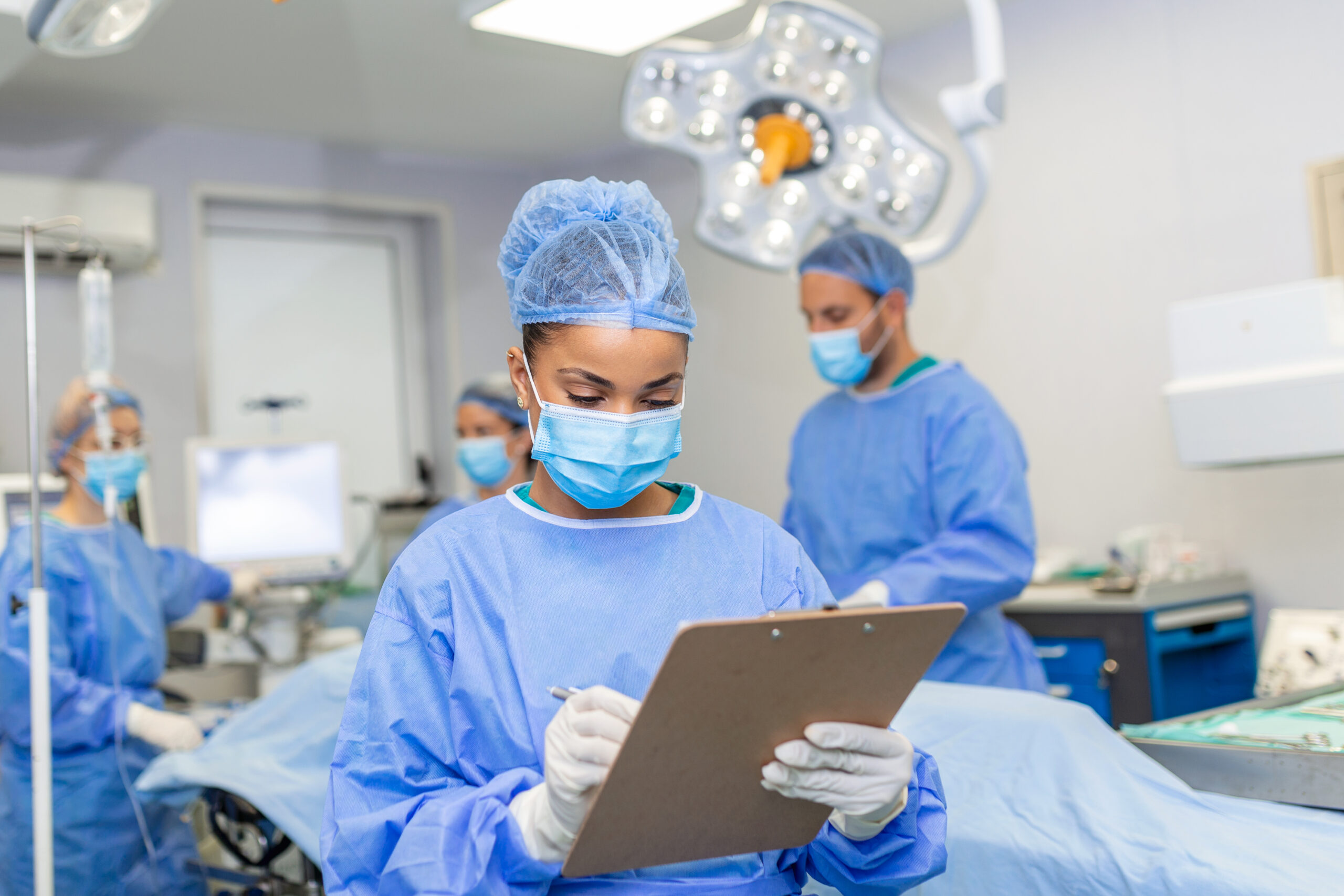 surgeon writing clipboard operation room anaesthesiologist writing updates scaled